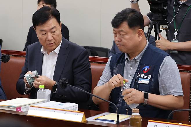 9일 정부세종청사 최저임금위원회에서 열린 제4차 전원회의에서 사용자위원인 류기정 한국경영자총협회(경총) 전무와 근로자위원인 류기섭 한국노총 사무총장이 대화하고 있다. [연합]