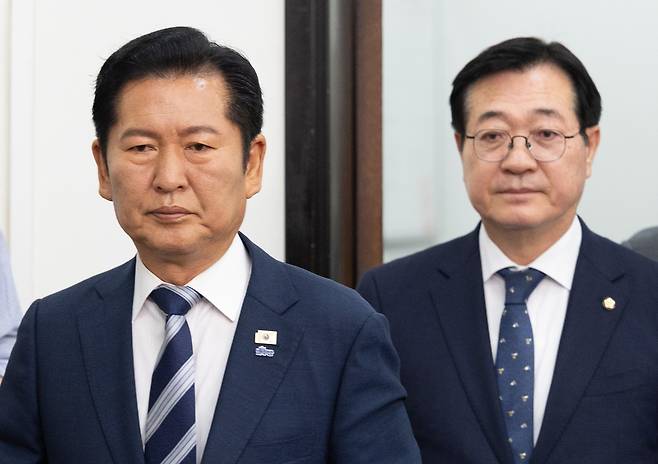 정청래(왼쪽) 더불어민주당 대표와 민홍철 중앙위원회 의장이 16일 오전 서울 여의도 국회에서 열린 제6차 중앙위원회에 참석하고 있다. 윤창빈 기자