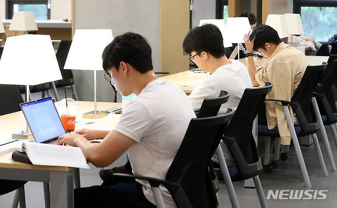 [서울=뉴시스] 김혜진 기자 = 2024년 7월 30일 오후 서울 광진구 건국대학교 상허기념도서관에서 방학에도 학교를 찾은 학생들이 취업 준비를 위한 공부를 하고 있다. 2024.07.30. jini@newsis.com **기사 내용과 관련 없습니다**