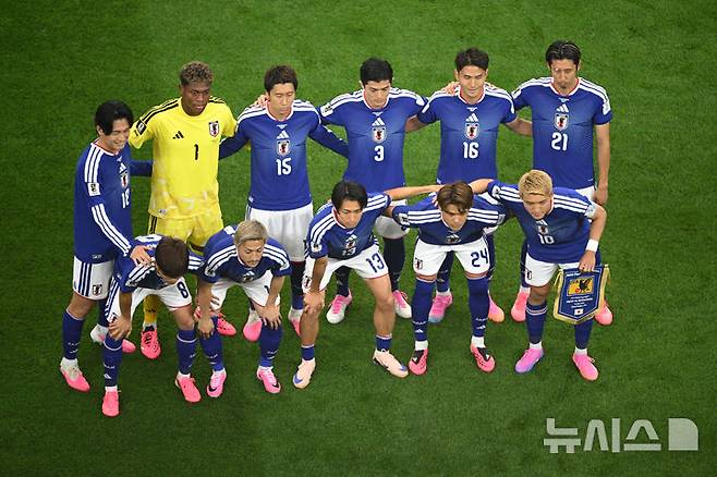 [알링턴=AP/뉴시스] 일본(18위) 축구 국가대표팀 선수들이 14일(현지 시간) 미 텍사스주 댈러스 스타디움에서 열린 2026 국제축구연맹(FIFA) 북중미 월드컵 조별리그 F조 1차전 네덜란드(8위)와 경기에 앞서 기념 촬영하고 았다. 일본은 2-2 무승부를 기록하며 네덜란드와 승점 1점씩을 나눠 가졌다. 2026.06.15.