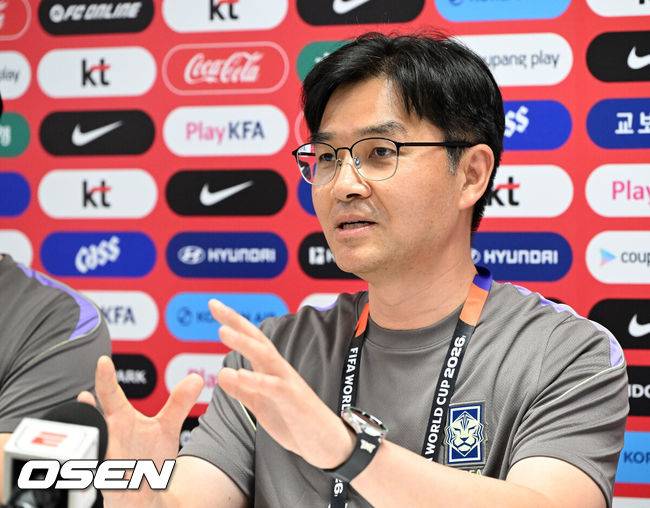 [OSEN=사포판(멕시코), 이대선 기자] 홍명보 감독이 이끄는 대한민국 축구국가대표팀이 16일(한국시각) 멕시코 과달라하라 인근 사포판의 치바스 베르데 바예에서 훈련을 진행했다.대표팀은 전날 A조 1차전에서 체코를 상대로 2-1 역전승을 거뒀다. 남아프리카공화국을 2-0으로 제압한 개최국 멕시코에 이은 조&nbsp;2위다.한덕현 축구대표팀 멘탈 코치가 인터뷰를 하고 있다. 2026.06.16 /sunday@osen.co.kr