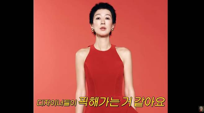 홍진경 특유의 아우라는 디자이너들의 시선을 끌었다 유튜브 채널 '공부왕찐천재 홍진경' 영상 캡처.