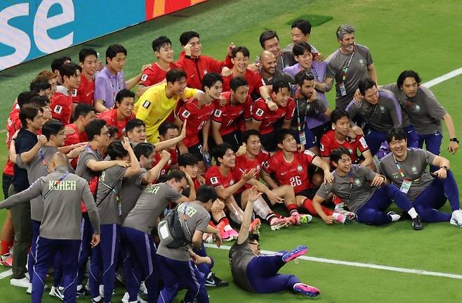 월드컵 첫 경기, 승리의 기념촬영 - 12일(한국시간) 멕시코 사포판 과달라하라 스타디움에서 열린 2026 북중미월드컵 A조 1차전 한국과 체코의 경기에서 2-1 역전승을 거둔 한국 대표팀 선수들이 경기 뒤 기념촬영을 하고 있다. 연합뉴스