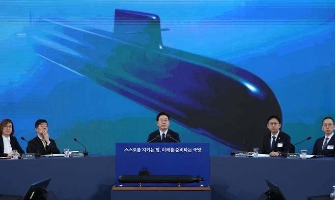 2026년 5월 26일 이재명 대통령이 경남 창원시 진해구에서 열린 제1회 미래국방전략위원회에서 안규백 국방부 장관의 핵추진잠수함 개발 기본계획 보고를 듣고 있다. 연합뉴스