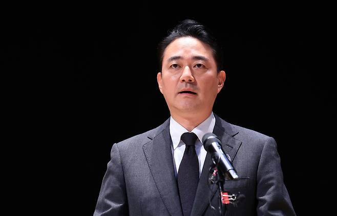 홍정도 중앙그룹 부회장이 15일 서울 마포구 중앙일보빌딩에서 계열사 기업회생절차 신청과 관련해 입장을 발표하고 있다. 뉴스1
