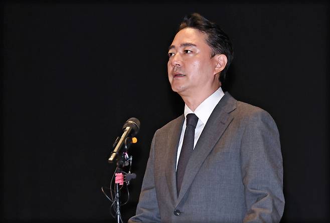 홍정도 중앙그룹 부회장이 6월15일 서울 마포구 중앙일보빌딩에서 열린 JTBC 등 중앙그룹 일부 계열사의 유동성 위기로 인한 회생 절차 개시 관련 입장 발표 기자회견에서 사과문을 낭독하고 있다. ⓒ 연합뉴스
