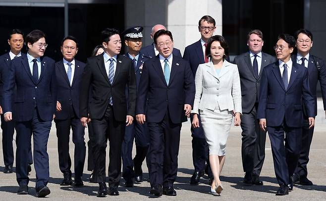 이재명 대통령 부부가 9일 오전 경기 성남시 서울공항에서 주요 7개국(G7) 정상회의 참석을 계기로 한 유럽 순방길에 나서고 있다. 앞줄 왼쪽부터 홍익표 정무수석, 강훈식 대통령 비서실장, 이 대통령, 김혜경 여사, 김민석 국무총리. 이날 순방길 환송식에는 더불어민주당 정청래 대표가 불참했다. ⓒ청와대사진기자단
