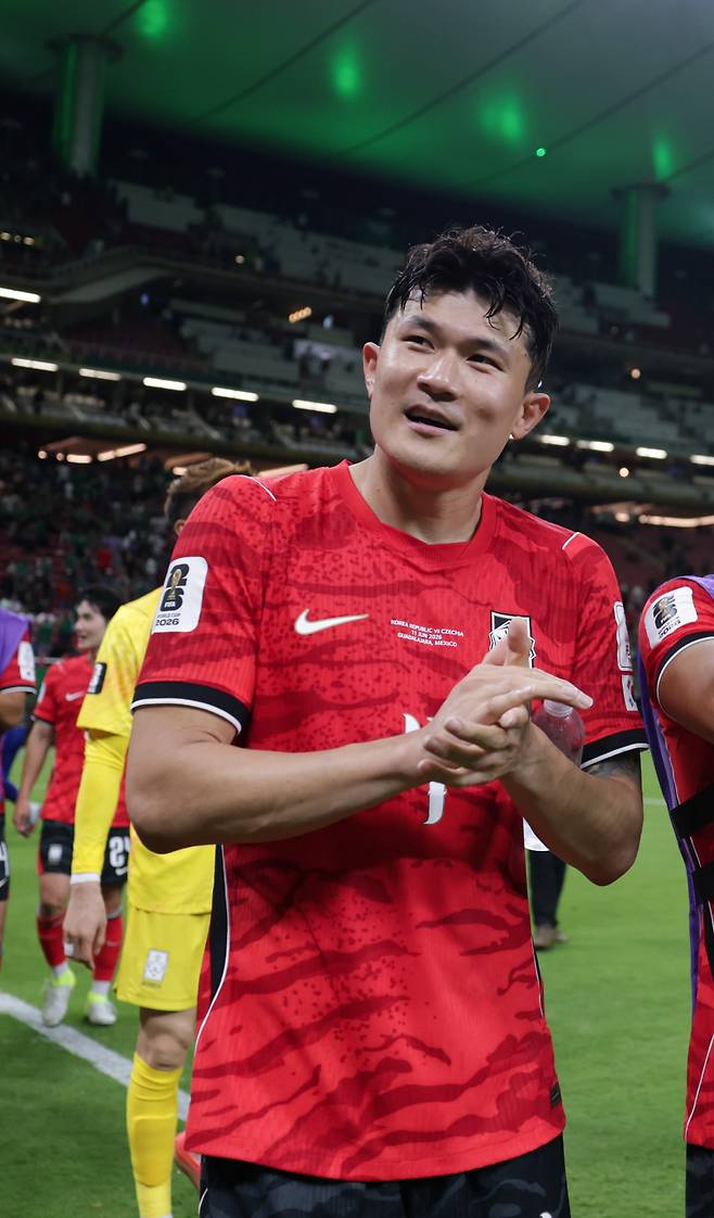 김민재가 12일 멕시코 과달라하라 스타디움에서 열린 2026 북중미 월드컵 조별리그 A조 대한민국과 체코의 경기 2-1로 승리한 후 관중에게 박수를 보내고 있다. 대한축구협회 제공