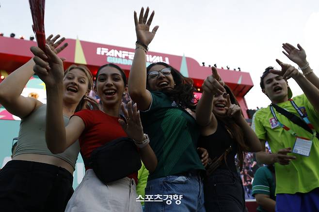 15일(현지 시간) 멕시코 과달라하라 플라자 광장에 마련된 2026 북중미 월드컵 FIFA 팬페스티벌 무대에서 자원봉사자들과 관광객들이 DJ공연을 즐기고 있다. 2026.06.15 멕시코 과달라하라 | 문재원 기자
