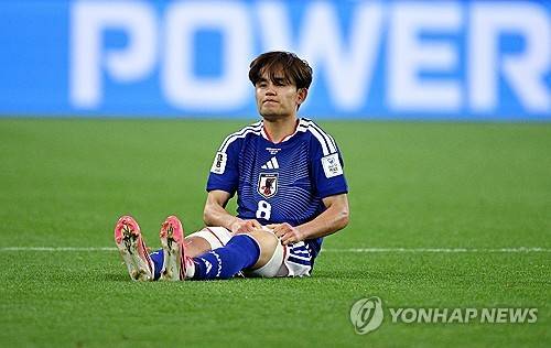 일본 축구대표팀 에이스 구보 다케후사를 둘러싼 부상 우려가 커지고 있다. 일본은 2026 국제축구연맹(FIFA) 북중미 월드컵 첫 경기에서 강호 네덜란드를 상대로 승점 1점을 따냈다. 그러나 기쁨은 오래가지 못했다. 구보는 경기 후 스태프의 부축을 받았고, 휠체어를 탄 채 경기장을 떠났다. 연합뉴스