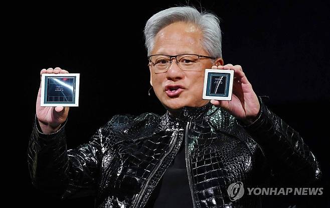 신형 GPU 선보이는 젠슨 황 엔비디아 CEO  [연합뉴스 자료사진]