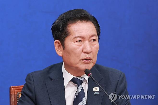 중앙위 참석해 인사말하는 민주당 정청래 대표 (서울=연합뉴스) 신현우 기자 = 더불어민주당 정청래 대표가 16일 국회에서 열린 제6차 중앙위원회의에 참석해 인사말하고 있다. 2026.6.16 nowwego@yna.co.kr