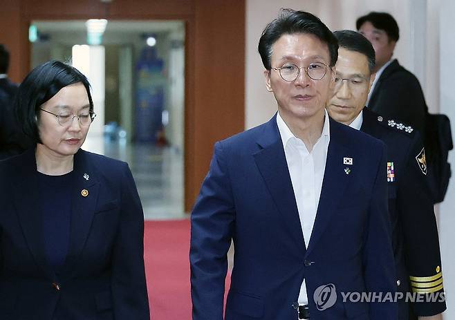 김민석 국무총리, 국무회의 입장 (서울=연합뉴스) 안정원 기자 = 김민석 국무총리가 16일 서울 종로구 정부서울청사에서 열린 국무회의 겸 비상경제본부회의에 입장하고 있다.
    왼쪽부터 한성숙 국무총리 후보자, 김민석 국무총리, 유재성 경찰청장 직무대행. 2026.6.16 jeong@yna.co.kr