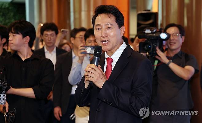 감사 인사 하는 오세훈 서울시장 (서울=연합뉴스) 이지은 기자 = 오세훈 서울시장이 4일 서울시청으로 출근하며 직원들에게 감사 인사를 하고 있다. 2026.6.4 [공동 취재] jieunlee@yna.co.kr