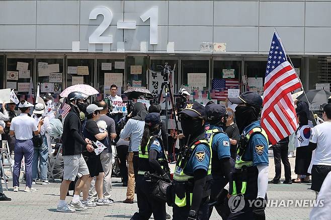 잠실 개표소 시위 계속…경찰·체육회 오전 진입 시도 (서울=연합뉴스) 서대연 기자 = 6·3지방선거 투표용지 부족 사태로 촉발된 잠실 개표소 봉쇄 시위가 12일째 이어진 16일 경찰들이 서울 송파구 올림픽공원 핸드볼경기장 앞에서 근무하고 있다.
경찰은 이날 오전 대한체육회 관계자들과 함께 경기장 진입을 시도했으나 시위 참가자들의 반발로 무산됐다. 송파경찰서는 이날 시위대에 세차례 경고방송을 했으나 시위대는 점거를 풀지 않았다. 2026.6.16 dwise@yna.co.kr