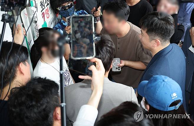 '개표소 봉쇄 시위', 진입 막힌 유승민 대한체육회장 (서울=연합뉴스) 서대연 기자 = 6·3 지방선거 투표용지 부족 사태로 시작한 서울 송파구 올림픽공원 핸드볼경기장 일대 '개표소 봉쇄 시위'가 이어지는 가운데 16일 유승민 대한체육회장이 핸드볼경기장 진입을 시도하다 한 집회 참가자에게 막혀있다. 2026.6.16 [공동취재] dwise@yna.co.kr