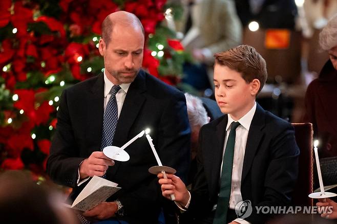 윌리엄 왕세자와 장남 조지 왕자 [AP/PA=연합뉴스 자료사진. 재판매 및 DB 금지]