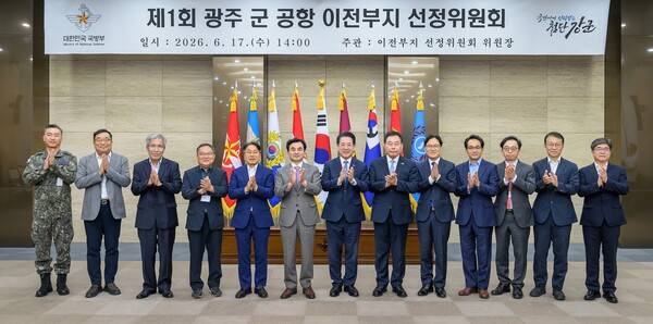 강기정 광주광역시장이 17일 국방부에서 열린 '제1회 광주 군 공항 이전부지 선정위원회'에 참석해 위원장인 안규백 국방부장관(왼쪽 두 번째)과 김영록 전라남도지사(오른쪽 두 번째), 김산 무안군수(오른쪽 첫 번째)와 함께 기념촬영을 하고 있다. 국방부 제공