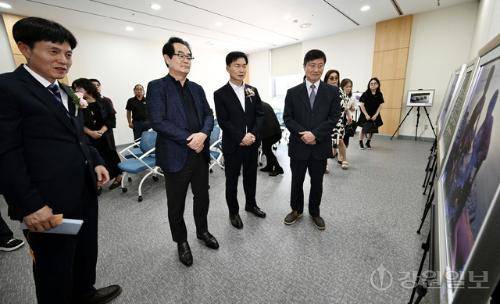 제18회 한강 역사, 생태·문화 사진공모전 시상식이 17일 춘천시 소양강댐 물 문화관에서 열려 내빈들과 수상자들이 작품을 둘러보고 있다. 임도혁기자
