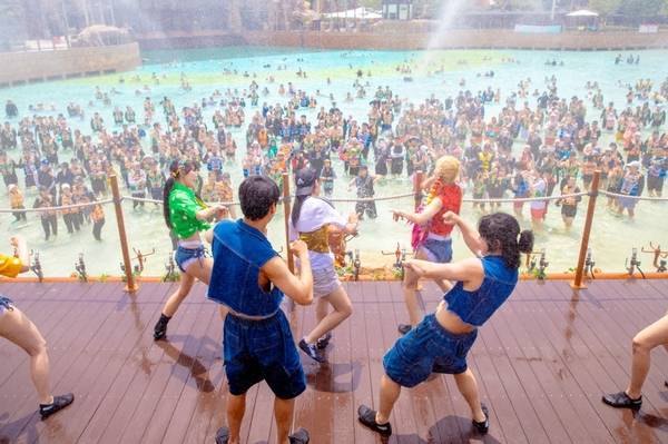 여름 시즌 인터랙티브 워터 공연 '자이언트 라이브 DJ 페스타'. /롯데워터파크