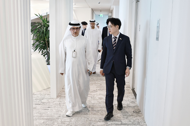 김정관 산업통상부 장관이 16일(현지시간) 아랍에미리트(UAE) 아부다비 국영석유회사(ADNOC) 무사베 알 카비 상류 부분 CEO와 면담하고 있다. 사진=산업통상부