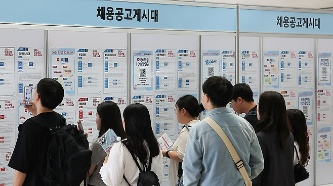 서민금융진흥원(서금원)이 청년미래적금 출시를 앞두고 15개 금융회사와 운영 협약을 맺었다. 단순히 새 정책 적금을 내놓는 데 그치지 않고 재무 상담 연계 등으로 청년도약계좌가 받았던 지적을 보완하는 모습이다. /연합뉴스