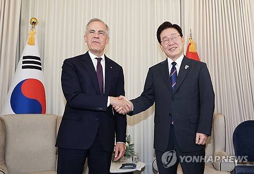 악수하는 한-캐나다 정상(에비앙=연합뉴스) 한상균 기자 = 이재명 대통령과 마크 카니 캐나다 총리가 16일(현지시간) 프랑스 에비앙레뱅 주요 7개국(G7) 정상회의장에서 양자회담에 앞서 악수하고 있다. 2026.6.17 xyz@yna.co.kr