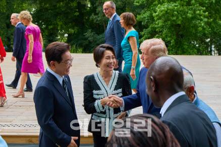이재명 대통령과 김혜경 여사가 16일(현지 시간) 프랑스 에비앙 로얄호텔에서 열린 G7 정상회의 기념 음악회에 참석해 도널드 트럼프 미국 대통령과 인사하며 대화하고 있다. (사진=뉴시스)