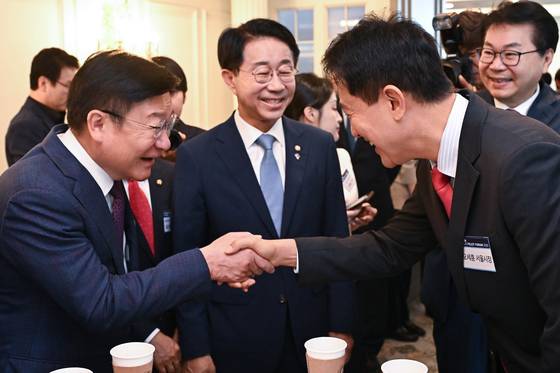 국민의힘 정점식 원내대표와 오세훈 서울시장이 16일 서울 영등포구 여의도 CCMM빌딩에서 열린 2026 국민공공정책포럼에 참석해 인사하고 있다. 〈사진=연합뉴스〉
