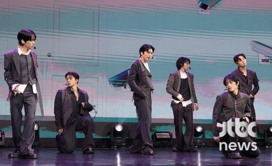 타이틀곡 'Open The Door' 무대