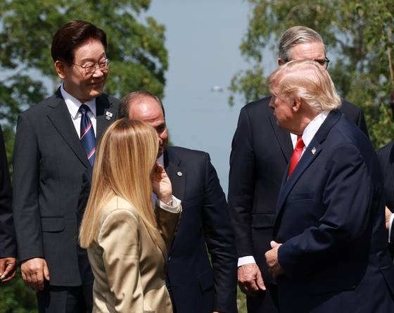 G7 정상회의장에서 도널드 트럼프 미국 대통령과 대화하는 이재명 대통령 〈출처=연합뉴스〉