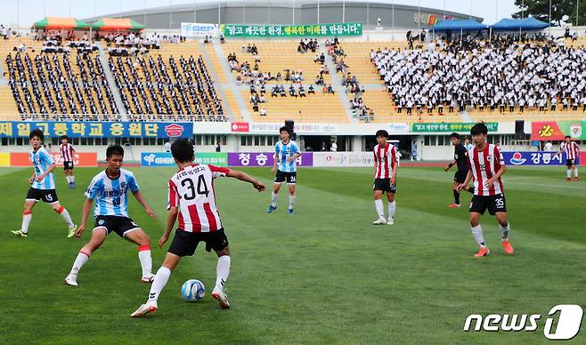강릉제일고와 강릉중앙고의 축구정기전. 두 학교 간 대결은 강릉단오제 기간 열려 '단오더비'로 불리기도 한다.(뉴스1 DB)