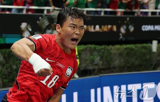 대한민국 축구국가대표팀 오현규가 11일(현지시간) 멕시코 할리스코주 사포판 과달라하라 스타디움에서 열린 2026 북중미 월드컵 A조 조별리그 1차전 대한민국과 체코 경기에서 역전골을 넣고 환호하고 있다. 이날 경기는 대한민국 체코를 상대로 2-1로 승리했다. 2026.6.12 ⓒ 뉴스1 임세영 기자