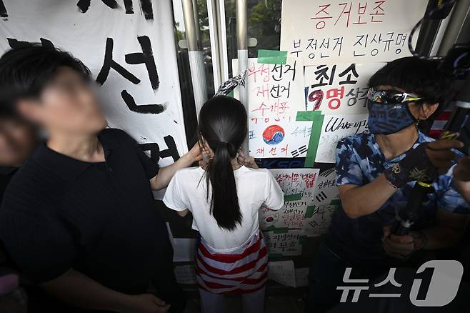 16일 서울 올림픽공원 핸드볼경기장에서 한 시위 참가자가 대한체육회 등 입주 단체 관계자들의 진입을 막아서고 있다. (공동취재) 2026.6.16 ⓒ 뉴스1 김도우 기자
