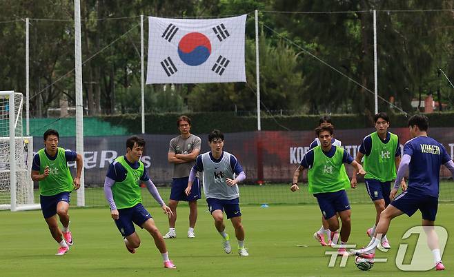 홍명보 대한민국 축구 국가대표팀 감독이 14일(현지시간) 멕시코 과달라하라 인근 사포판에 위치한 베이스캠프 훈련장 치바스 바예 베르데에서 선수들의 훈련을 지켜보고 있다. 2026.6.15 ⓒ 뉴스1 임세영 기자