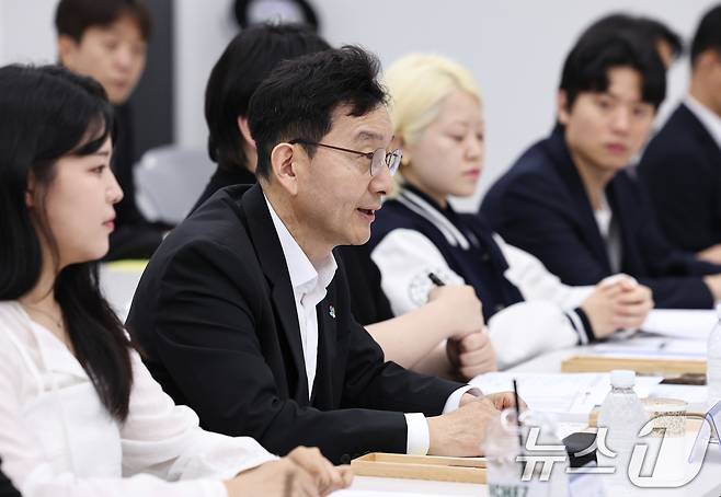 윤창렬 국무조정실장이 17일 서울 용산구 서울비즈센터에서 열린 국민참정권 침해 관련 청년·전문가 토론회에서 모두발언을 하고 있다. 2026.6.17 ⓒ 뉴스1 구윤성 기자