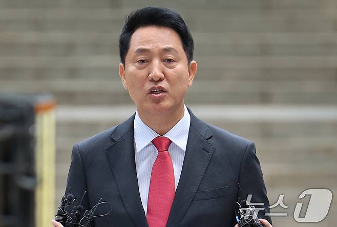 오세훈 서울시장이 17일 서울 서초구 서울중앙지방법원에서 열린 여론조사비 대납 의혹 관련 결심 공판에 출석하며 입장을 밝히고 있다. 2026.6.17 ⓒ 뉴스1 오대일 기자