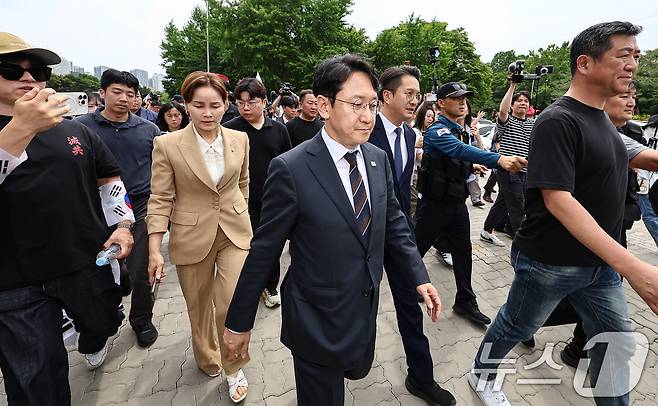 임오경, 전용기, 천준호 더불어민주당 의원이 17일 서울 송파구 올림픽공원 핸드볼경기장 앞에서 투표용지 부족 사태를 규탄하는 시민들에게 항의를 받으며 이동하고 있다. 2026.6.17 ⓒ 뉴스1 김도우 기자