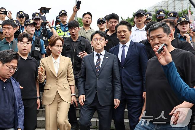 임오경, 전용기, 천준호 더불어민주당 의원이 17일 서울 송파구 올림픽공원 핸드볼경기장 앞에서 투표용지 부족 사태를 규탄하는 시민들에게 항의를 받으며 이동하고 있다. 2026.6.17 ⓒ 뉴스1 김도우 기자
