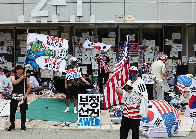 제9회 전국동시지방선거 투표용지 부족 사태를 규탄하는 개표소 봉쇄 시위가 계속된 17일 서울 송파구 올림픽공원 핸드볼경기장 앞에서 시민들이 재선거 등을 요구하고 있다. 2026.6.17 ⓒ 뉴스1 김도우 기자