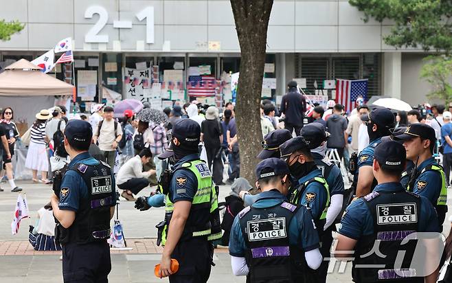 제9회 전국동시지방선거 투표용지 부족 사태를 규탄하는 개표소 봉쇄 시위가 계속된 17일 서울 송파구 올림픽공원 핸드볼경기장 앞에서 경찰들이 대기하고 있다. 2026.6.17 ⓒ 뉴스1 김도우 기자