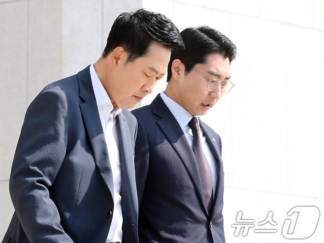 장동혁 국민의힘 대표가 16일 오전 서울 여의도 국회에서 외부일정을 위해 박준태 당대표 비서실장과 함께 이동하고 있다. 2026.6.16 ⓒ 뉴스1 황기선 기자
