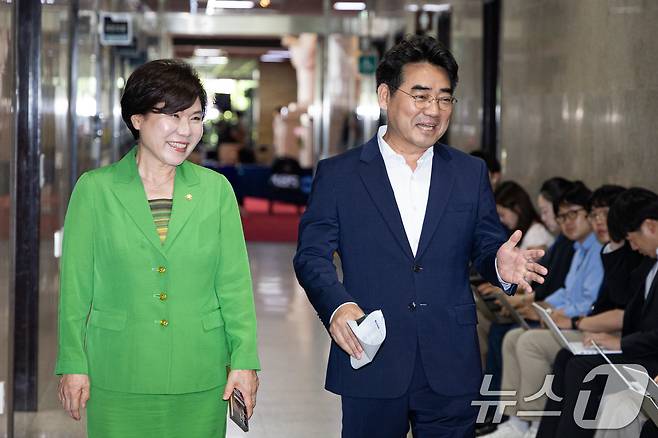 국민의힘 소장파 의원 모임 '대안과미래' 간사 이성권 의원(오른쪽)과 조은희 의원이 16일 서울 여의도 국회에서 정점식 원내대표 면담을 위해 원내대표실로 들어서고 있다. 2026.6.16 ⓒ 뉴스1 유승관 기자