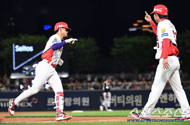 6회 다시 공동 1위에 오른 김도영의 솔로포.