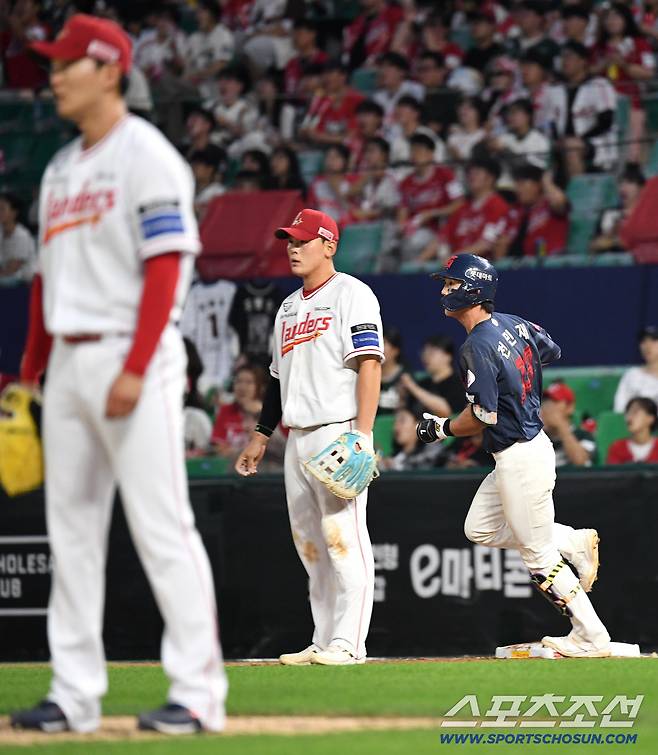 17일 인천 SSG랜더스필드에서 열린 SSG와 롯데의 경기. 6회초 역전 투런홈런을 날린 롯데 전민재. 인천=송정헌 기자songs@sportschosun.com/2026.06.17/