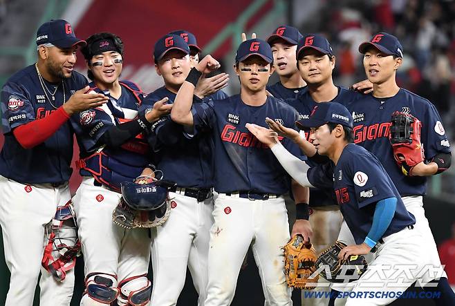17일 인천 SSG랜더스필드에서 열린 SSG와 롯데의 경기. 롯데가 SSG에 2-1로 승리했다. 경기 종료 후 승리의 기쁨을 나누고 있는 롯데 선수들. 인천=송정헌 기자songs@sportschosun.com/2026.06.17/