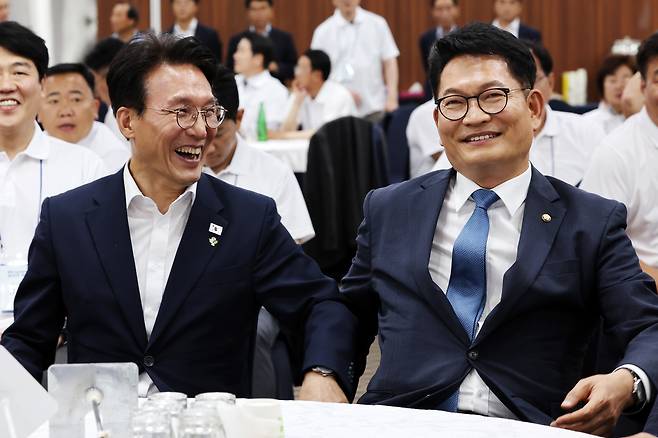김민석(왼쪽) 국무총리와 송영길 더불어민주당 의원이 16일 전남 보성군에서 열린 6·3 지방선거 전남·광주통합특별시의원 당선인 워크숍에 참석해 인사를 나누고 있다. 여권에선 김 총리와 송 의원 모두 오는 8월 민주당 전당대회에서 차기 당권 도전에 나설 것이란 관측이 나오고 있다. /연합뉴스