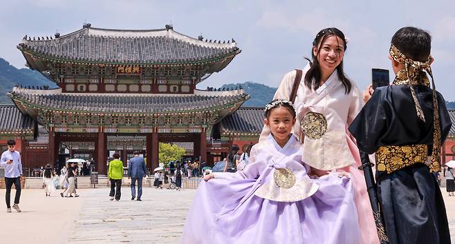 지난 14일 서울 종로구 경복궁에서 한복을 입은 외국인 관광객들이 기념촬영을 하고 있다. /뉴스1