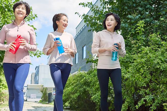 중년 여성들이 야외에서 함께 걷기 운동을 하며 건강을 관리하고 있다.<BR> 이번 분석에서는 걷기 같은 유산소운동에 더해 근력운동을 병행한 집단에서 대사증후군 유병률이 상대적으로 낮게 나타났다.<BR> 사진=게티이미지뱅크