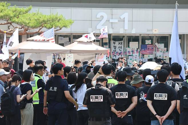 6·3 지방선거 투표용지 부족 사태로 12일째 잠실 개표소 봉쇄 시위가 이어지고 있는 16일 경찰과 대한체육회 등관계자들이 서울 송파구 올림픽공원 핸드볼경기장 진입을 시도하다 시위대와 대치하고 있다. 뉴스1
